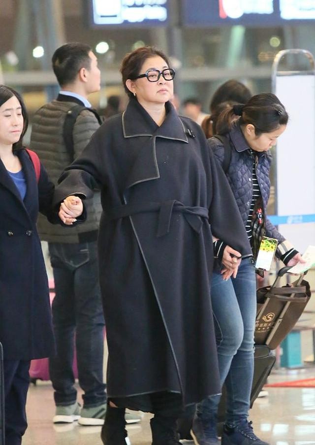 倪萍63岁近况(59岁倪萍出门靠人搀扶)(5)