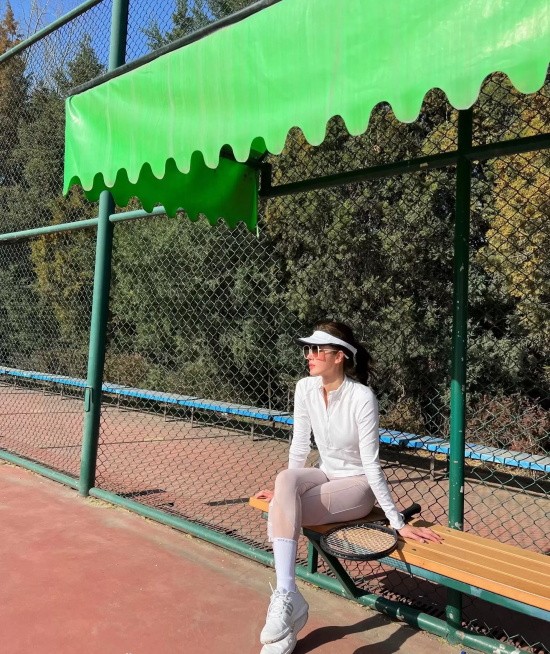 女星杨采钰运动写真，紧身衣凸显健美身段