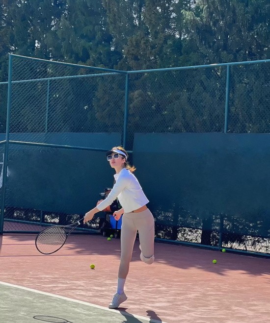 女星杨采钰运动写真，紧身衣凸显健美身段