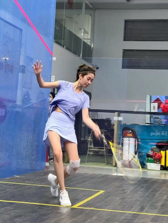 女星杨采钰运动写真，紧身衣凸显健美身段