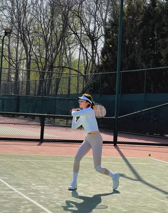 女星杨采钰运动写真，紧身衣凸显健美身段