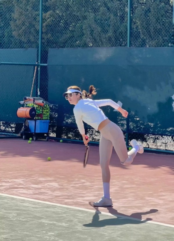 女星杨采钰运动写真，紧身衣凸显健美身段