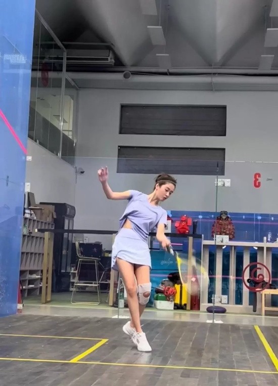 女星杨采钰运动写真，紧身衣凸显健美身段