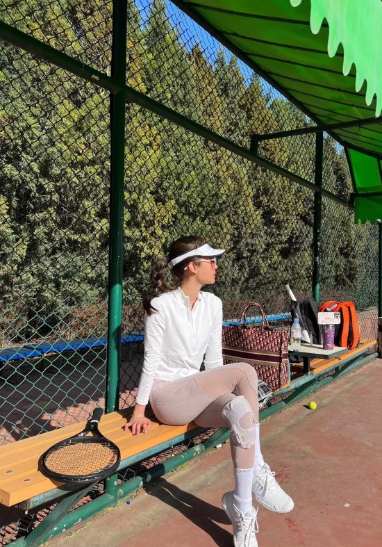 女星杨采钰运动写真，紧身衣凸显健美身段