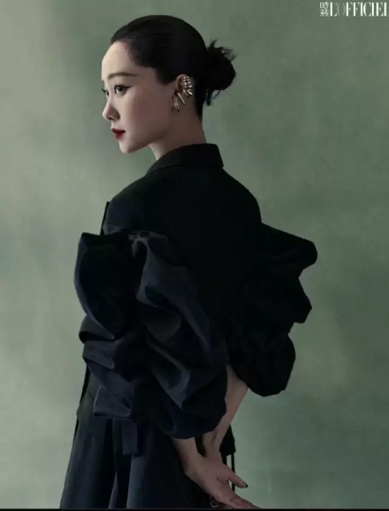 张小斐《时装》杂志封面写真，宛若一只黑天鹅