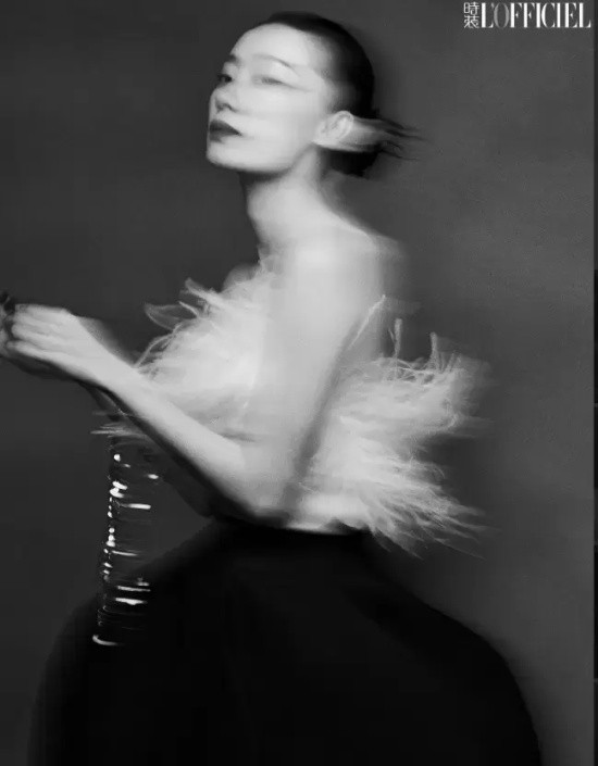 张小斐《时装》杂志封面写真，宛若一只黑天鹅