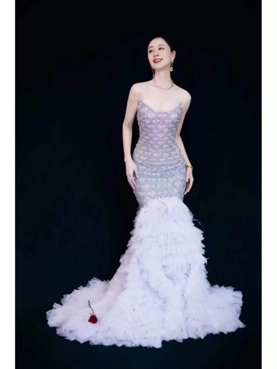 倪虹洁浅紫色抹胸礼服写真，裙子镶钻波光粼粼太美了