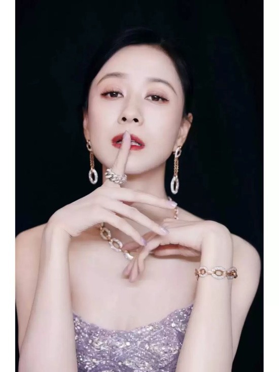 倪虹洁浅紫色抹胸礼服写真，裙子镶钻波光粼粼太美了