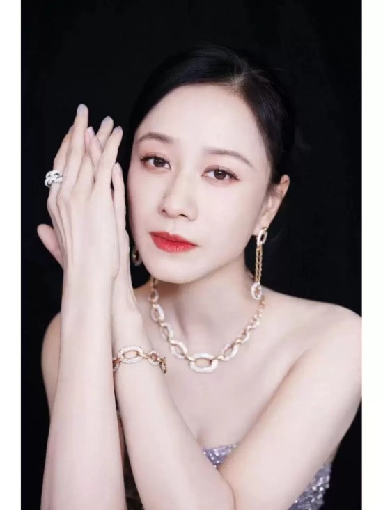 倪虹洁浅紫色抹胸礼服写真，裙子镶钻波光粼粼太美了