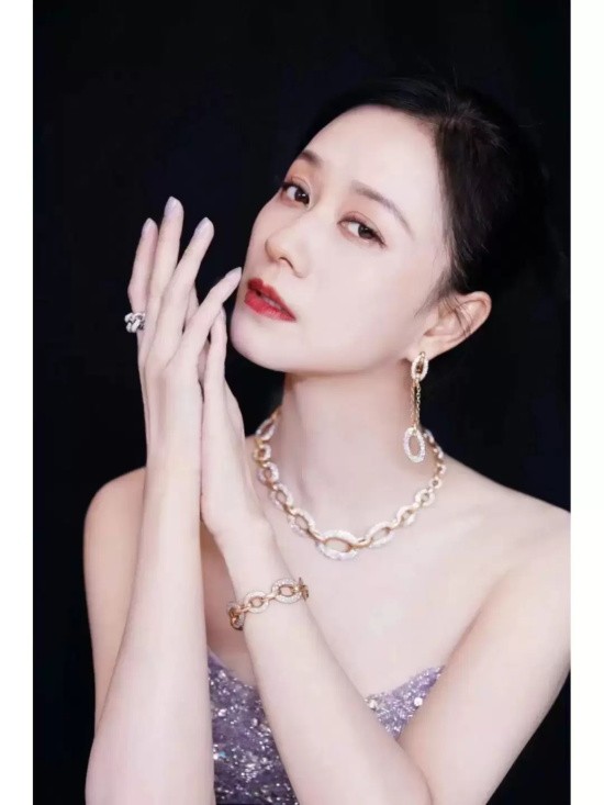 倪虹洁浅紫色抹胸礼服写真，裙子镶钻波光粼粼太美了