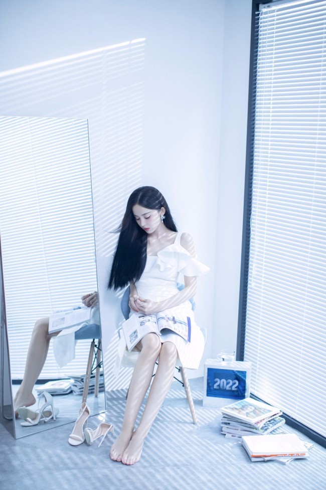 淡妆也很美!娜扎穿白裙展现清新脱俗气质