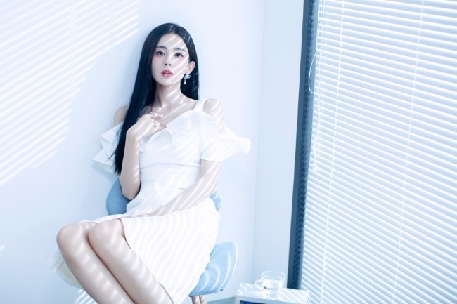 淡妆也很美!娜扎穿白裙展现清新脱俗气质