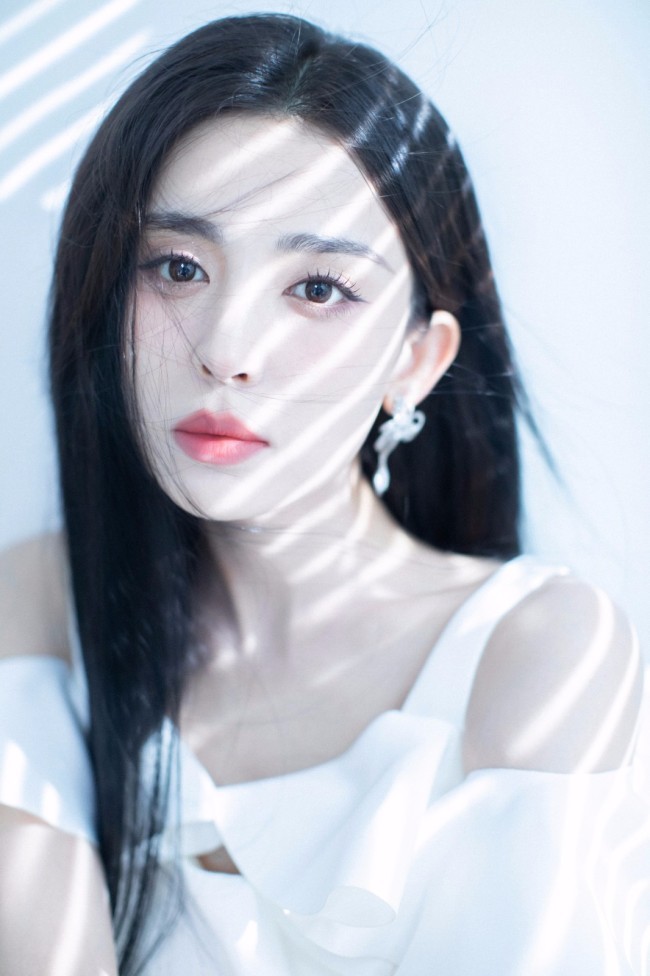 淡妆也很美!娜扎穿白裙展现清新脱俗气质