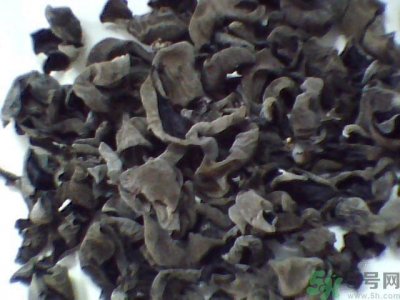 ​白发多吃黑木耳可以变黑吗？怎么防止白发？