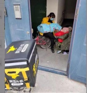 ​济南90后＂骑手妈妈＂楼道里奶孩子被拍，真相让人泪目