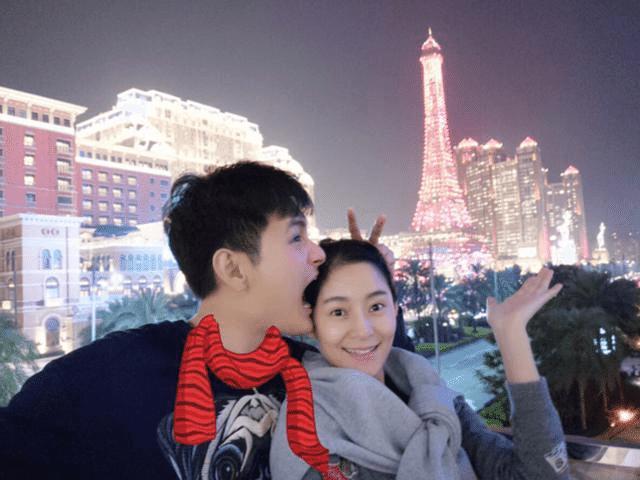 剧中饰母子，戏外却是夫妻，生了两个孩子取名“一模”“一样”