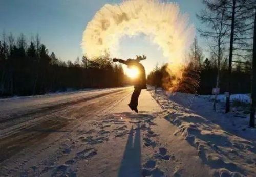 水的表面张力现象原理_水的表面张力是多少-第1张图片-