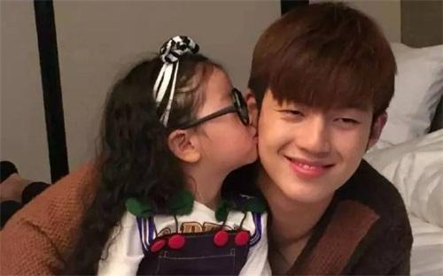 爸爸去哪儿第五季董力阿拉蕾回归（爸爸去哪儿4阿拉蕾圈粉原因是她花痴）(1)