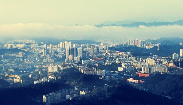 武当山的美景（武当山下美丽山城）(1)