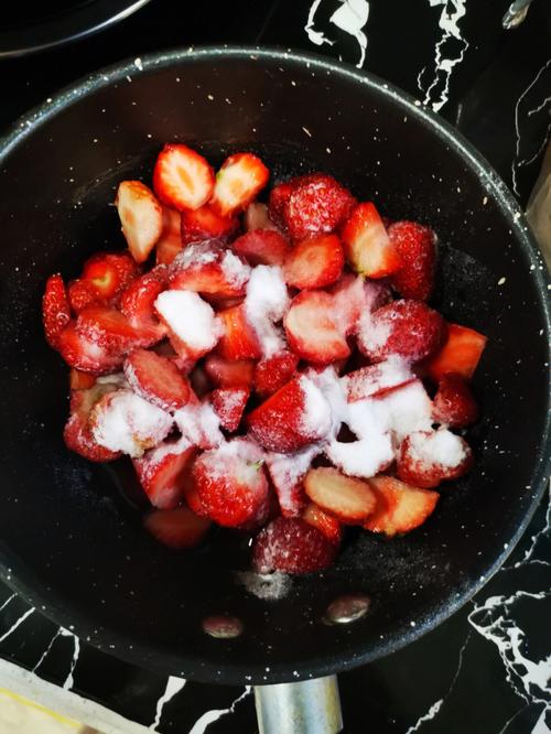 快速制作草莓酱这个方法超简单(教你自制草莓酱)