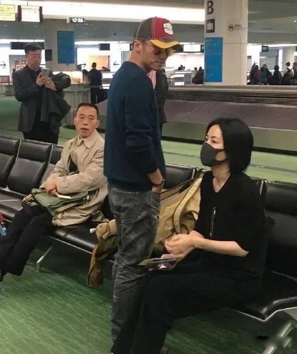 谢霆锋王菲发文宣布产女真的吗 这个新闻应该是假的