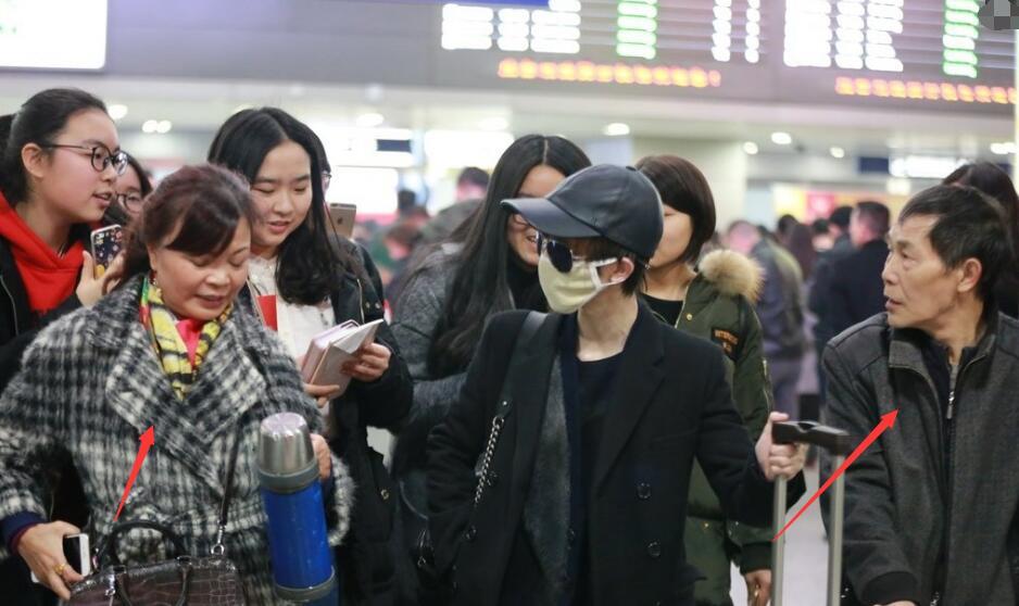 郭敬明本人可吓人了近照憔悴内心自卑 看郭敬明父母身高多少