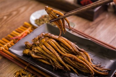 ​干鱿鱼怎么泡发又快又好吃（干鱿鱼别只会用清水泡，试试多加一样，鱿鱼泡发得