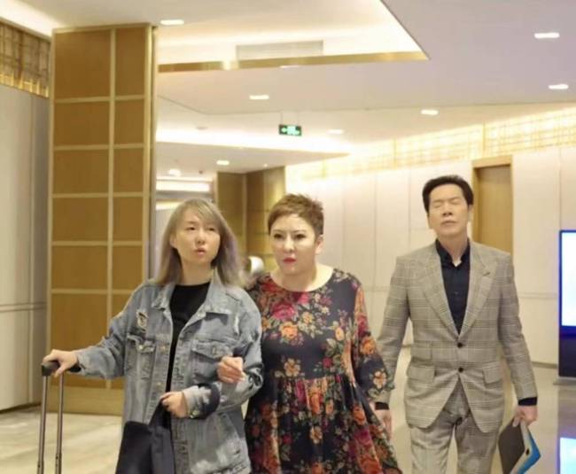 向太夫妇乘飞机回杭州 飞机内部豪华到让人惊叹