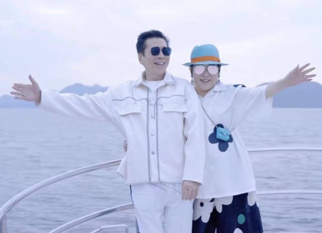 向太夫妇乘飞机回杭州 飞机内部豪华到让人惊叹