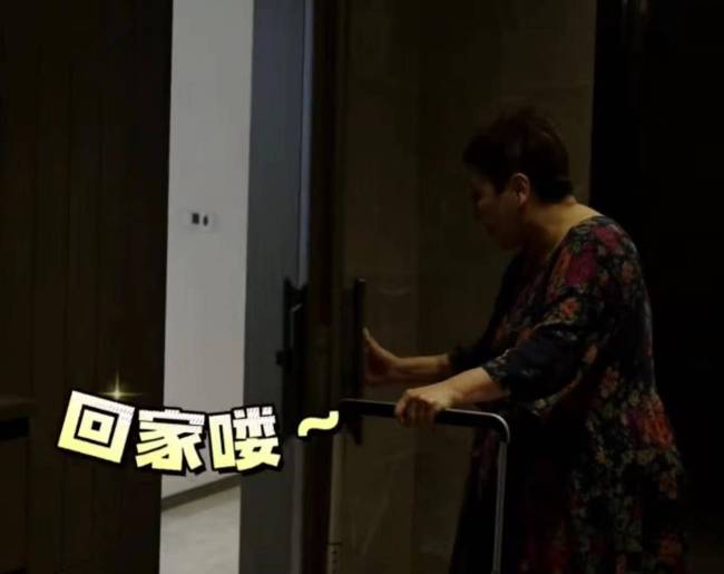 向太夫妇乘飞机回杭州 飞机内部豪华到让人惊叹