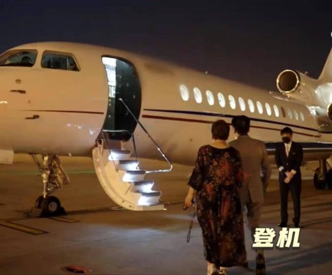 向太夫妇乘飞机回杭州 飞机内部豪华到让人惊叹