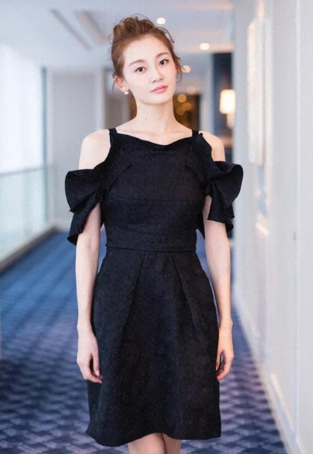 《芳华》女主苗苗,又纯又美!当之无愧的“冯女郎”