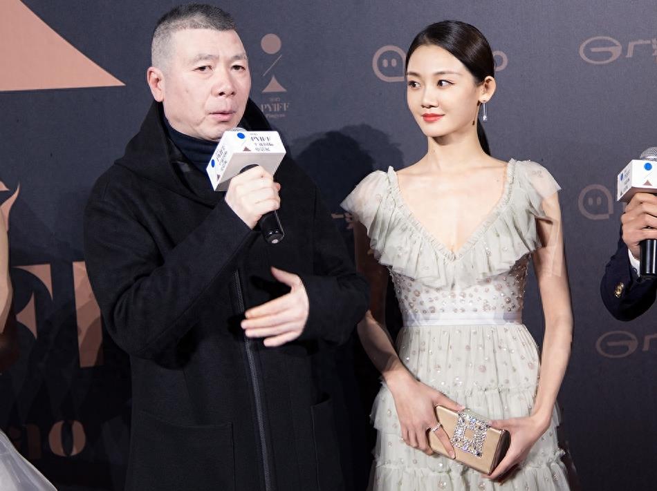 《芳华》女主苗苗,又纯又美!当之无愧的“冯女郎”