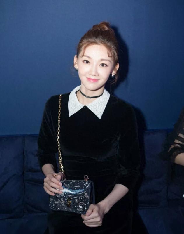 《芳华》女主苗苗,又纯又美!当之无愧的“冯女郎”