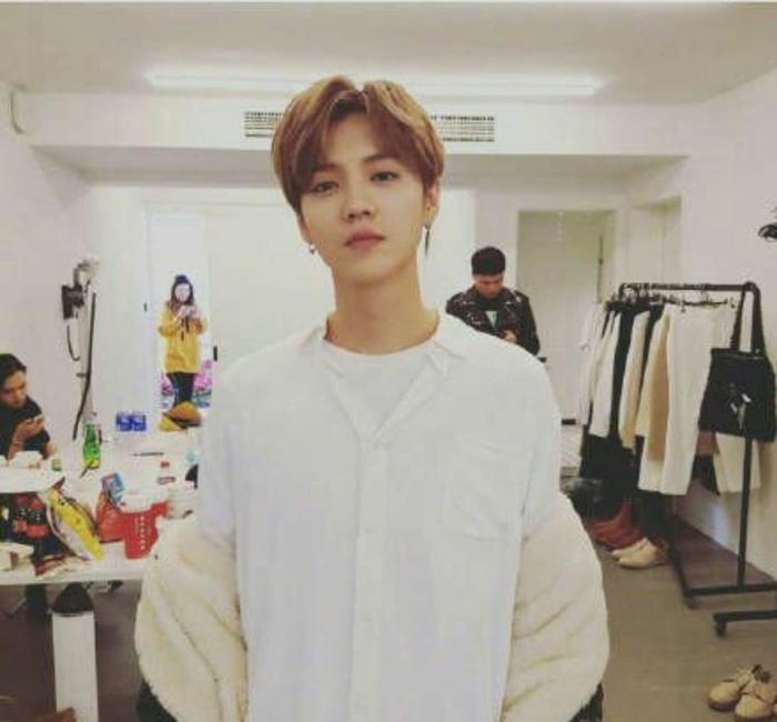 鹿晗ins更新,白衬衫鹿上线,温文儒雅风度翩翩