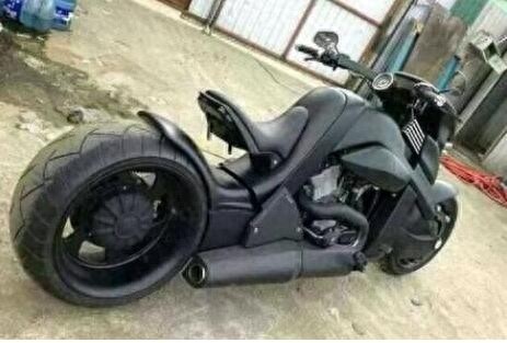 小伙骑着百万暴龙摩托车兜风,刚来感觉了 无奈被交警扣押带回