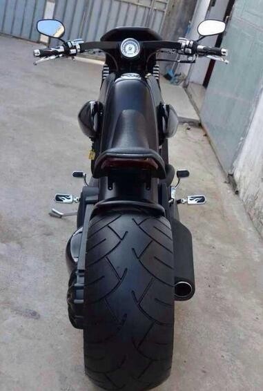 小伙骑着百万暴龙摩托车兜风,刚来感觉了 无奈被交警扣押带回