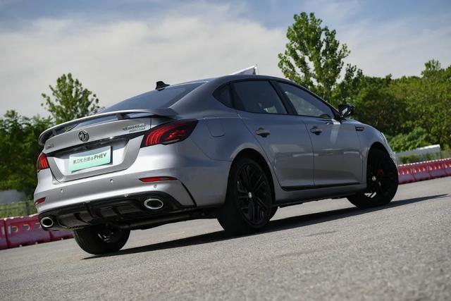 名爵6最低配试驾（名爵6试驾实测6.7秒破百）(8)