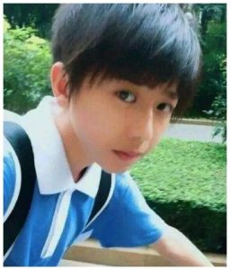 ​Npc小鲜肉蔡徐坤pk陈立农从小“帅”到大自带明星相，唯独他