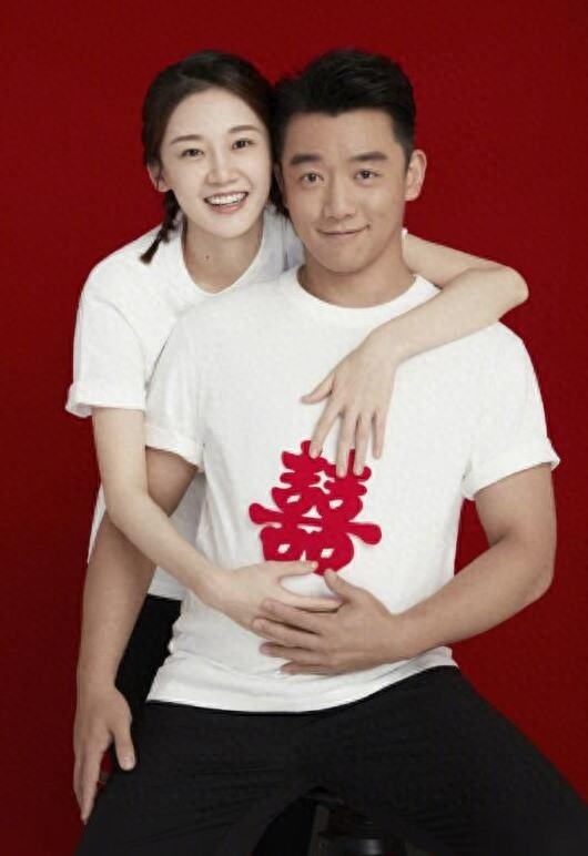 郑恺苗苗晒结婚照宣布结婚:我们结婚啦