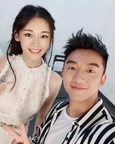 郑恺苗苗晒结婚照宣布结婚:我们结婚啦