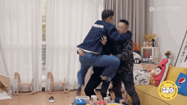 嚯!杜海涛为证明瘦了踩毛不易腿上