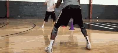 篮球必练运球基本功(5种运球训练帮你解决过不了人)(5)