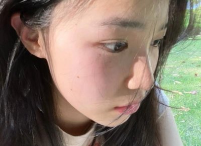 ​老人嫌弃女儿买的金耳环便宜，说养女儿没用，不住口地夸赞儿子好