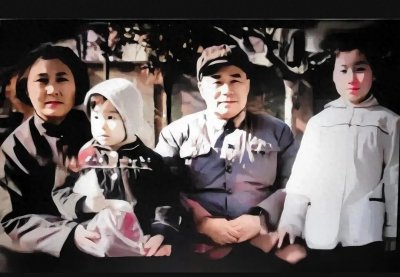 ​70年代初，王近山和第二任妻子黄慎荣及两个孩子，在南京的留合影