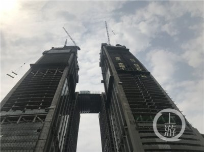 ​重庆最高楼纪录刷新！“朝天扬帆”钢结构封顶，3吨钢梁3分钟吊上350米高空