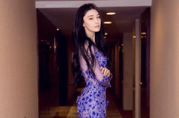 张馨予屡屡穿着大尺度透视装, 而且里面似乎啥都没穿