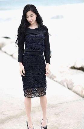 baby海边素颜曝出，虽五官精致但没了妆容的她，和电视上简直两人