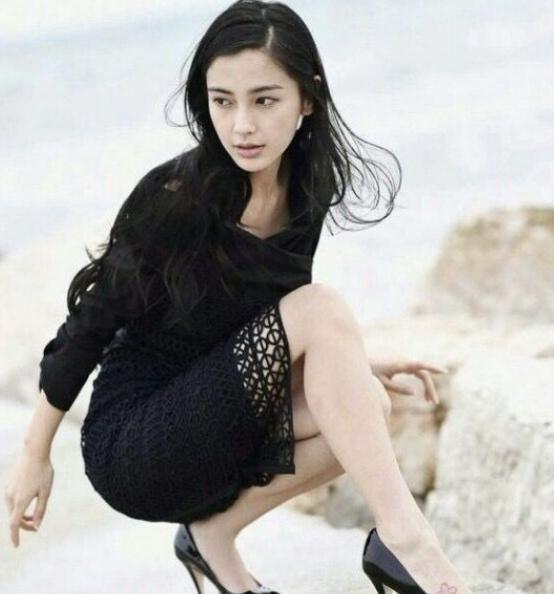 baby海边素颜曝出，虽五官精致但没了妆容的她，和电视上简直两人