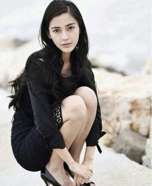 baby海边素颜曝出，虽五官精致但没了妆容的她，和电视上简直两人